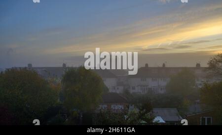 Météo au Royaume-Uni : brume d'automne tôt le matin dans la banlieue de Londres, 11 novembre 2021, Wimbledon. Banque D'Images