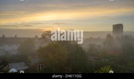 Météo au Royaume-Uni : brume d'automne tôt le matin dans la banlieue de Londres, 11 novembre 2021, Wimbledon. Banque D'Images