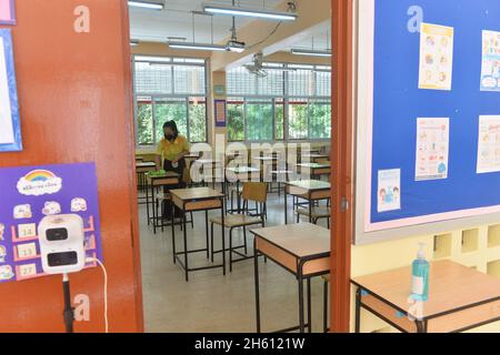 Bangkok, Thaïlande.12 novembre 2021.Un enseignant prépare une salle de classe pour la reprise des cours dans une école à Bangkok, en Thaïlande, le 12 novembre 2021.Les cas cumulés de COVID-19 en Thaïlande ont dépassé les 2 millions vendredi, alors que le pays a récemment levé les restrictions de voyage pour vacciner les visiteurs internationaux dans le but de relancer son économie tributaire du tourisme.Credit: Rachen Sageamsak/Xinhua/Alay Live News Banque D'Images