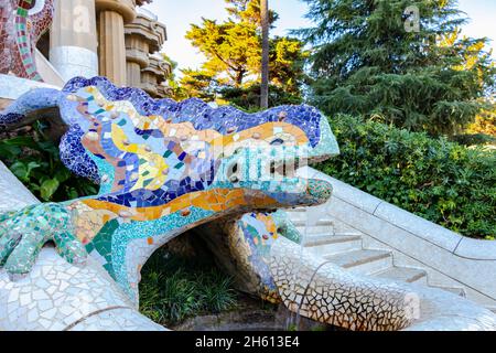 Célèbre lézard en mosaïque ou fontaine de salamandre dans le parc Guell.Sculpture en mosaïque dans le parc Güell conçue par Antoni Gaudí situé sur la colline de Carmel, à Barcelo Banque D'Images