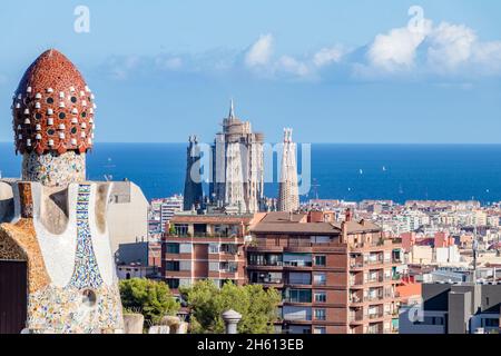 Vue sur la Sagrada Familia de Gaudí et la mer Méditerranée depuis le célèbre parc Güell du même architecte Antoni Gaudí Banque D'Images