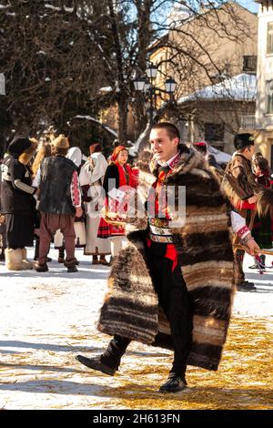 Sofia, Bulgarie - le 14 janvier 2017 : Les gens en costumes traditionnels kouker carnaval festival Kukeri à Starchevata Banque D'Images
