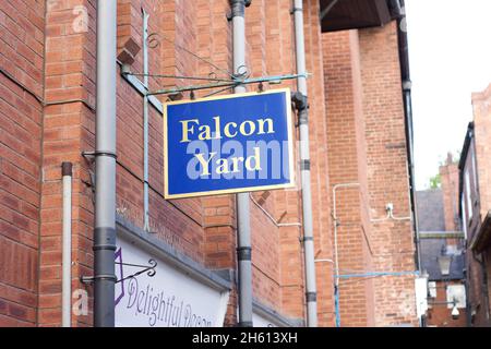 Un panneau pour Falcon Yard dans le centre-ville de Chesterfield Banque D'Images