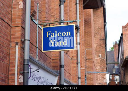 Un panneau pour Falcon Yard dans le centre-ville de Chesterfield Banque D'Images