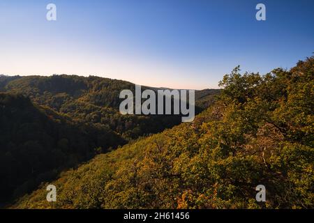 Vue sur le paysage depuis le pont suspendu de Geierlay.Magnifique paysage pour la randonnée Banque D'Images