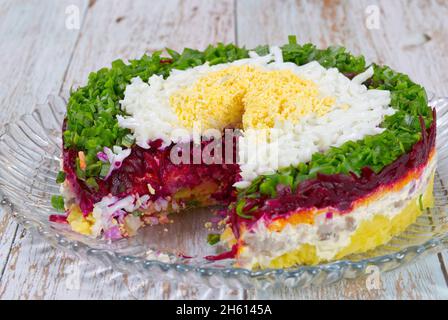 salade de hareng sous un manteau de fourrure sur la belle assiette. Banque D'Images