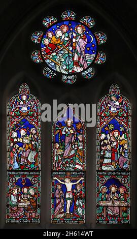 Vitraux de Frederick Preedy représentant Feeding the 500 and Crucifixion, Church of St Mary & St Milburgh, Offenham, Worcestershire Banque D'Images