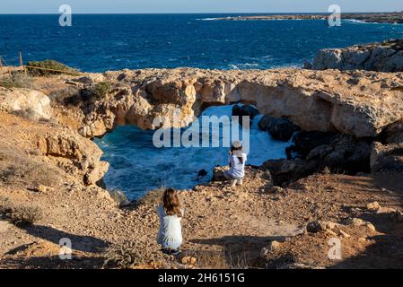 Kamara Tou Koraka Stone Arch, parc forestier national du Cap Greco, Chypre Banque D'Images