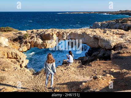 Kamara Tou Koraka Stone Arch, parc forestier national du Cap Greco, Chypre Banque D'Images