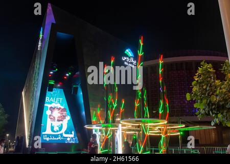 '11.11.2021 - Dubaï, Émirats Arabes Unis - Belarus Pavilion Expo 2020 de nuit dans le quartier des opportunités un événement mondial sur l'innovation future' Banque D'Images