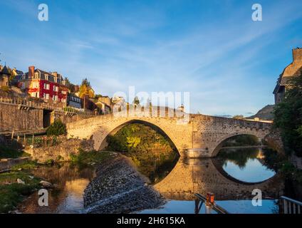 Au soleil du soir, Pont notre Dame, un pont médiéval du XIIe siècle au-dessus du Lot à Mende, Lozère, France Banque D'Images