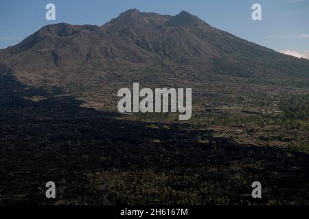 Vue sur les calderas et coulées de lave de 1974, Mont Batur, Bangli Regency, Bali, Indonésie,Asie Banque D'Images