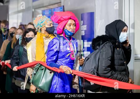 Glasgow, Royaume-Uni.12 novembre 2021.Les gens défilent dans une salle avec un ruban rouge lors d'une manifestation pour une meilleure protection du climat à la Conférence des Nations Unies sur les changements climatiques COP26.Pendant deux semaines à Glasgow, environ 200 pays se débattent avec la manière dont l’objectif de limiter le réchauffement planétaire à 1.5 degrés par rapport à l’époque préindustrielle peut encore être atteint.Credit: Christoph Soeder/dpa/Alay Live News Banque D'Images