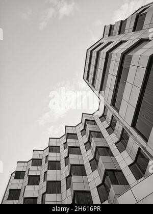Plan vertical à faible angle en échelle de gris d'un bâtiment moderne à Makassar sud de Sulawesi, Indonésie Banque D'Images