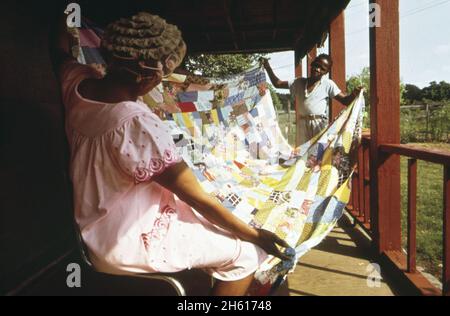 Mme Hunter est bien connue sur l'île de John's pour ses belles courtepointes CA.Mai 1973 Banque D'Images