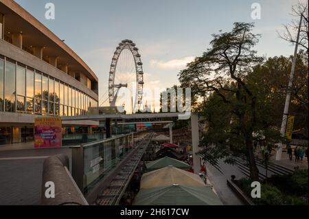 LONDRES - 1er NOVEMBRE 2021 : vue sur le centre Southbank en direction du London Eye au coucher du soleil, en soirée d'automne Banque D'Images