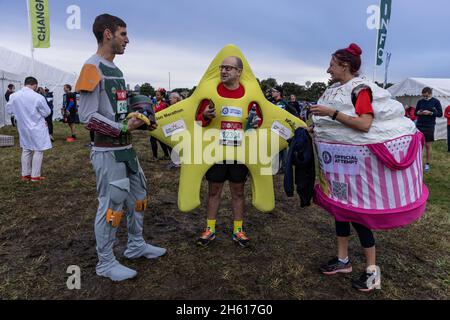 Des coureurs déguisés en différents costumes avant le marathon de Londres de 2021 se rassemblent à Greewich Park avant la course.Plus de 40,000 coureurs y ont participé. Banque D'Images