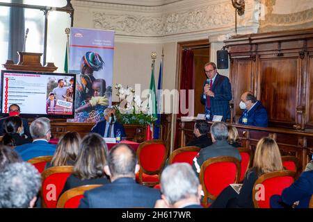 Rieti, Italie.11 novembre 2021.Fabio Melilli, député du Parti démocratique et président de la commission du budget de la Chambre: ''nous travaillons sur l'un des plus grands défis des dernières décennies, celui de la durabilité.Je suis fier qu'une entreprise de Rieti pense à cela.Je pense que le plus grand défi est de placer la réalité des affaires de Rieti sur de nouvelles frontières par rapport au passé.La recherche, le transfert de technologie et l'attraction de nouvelles entreprises sont des thèmes centraux.(Credit image: © Riccardo Fabi/Pacific Press via ZUMA Press Wire) Credit: ZUMA Press, Inc./Alamy Live News Banque D'Images