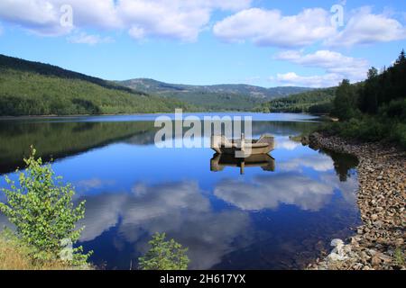 Vue sur le réservoir d'eau potable Frauenau dans la forêt bavaroise Banque D'Images