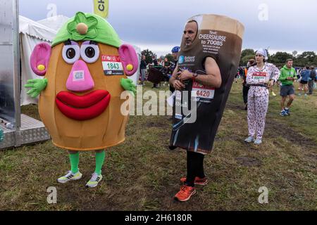 Des coureurs déguisés en différents costumes avant le marathon de Londres de 2021 se rassemblent à Greewich Park avant la course.Plus de 40,000 coureurs y ont participé. Banque D'Images