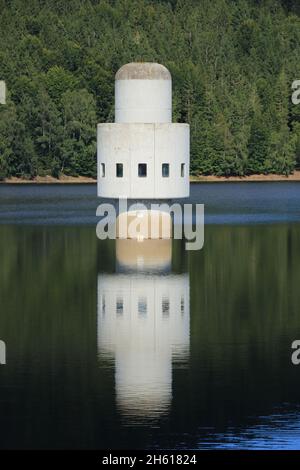 Vue sur le réservoir d'eau potable Frauenau dans la forêt bavaroise Banque D'Images