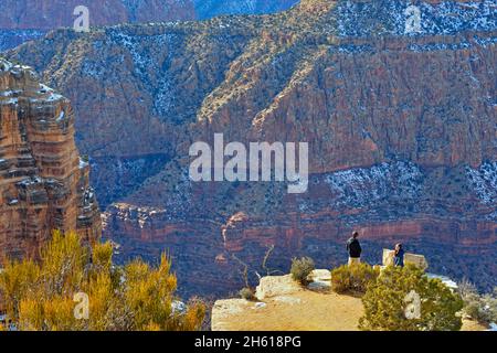 Un touriste sur le plateau sud à Grandview point, parc national du Grand Canyon, Arizona, États-Unis Banque D'Images