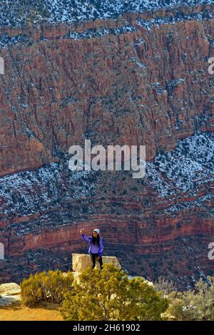 Un touriste sur le plateau sud à Grandview point, parc national du Grand Canyon, Arizona, États-Unis Banque D'Images