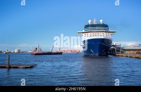 Croisières de célébrités paquebot de croisière Celebrity silhouette à Southampton docks Angleterre étant ravitaillé par Jaynee W prêt pour son départ. Banque D'Images