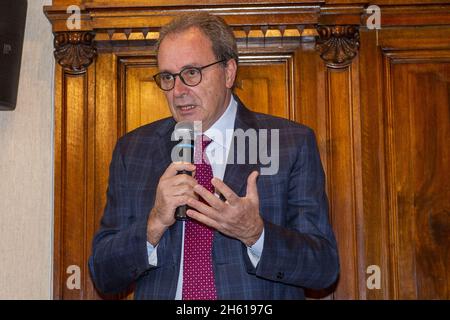 Rieti, Italie.11 novembre 2021.Fabio Melilli, député du Parti démocratique et président de la commission du budget de la Chambre: ''nous travaillons sur l'un des plus grands défis des dernières décennies, celui de la durabilité.Je suis fier qu'une entreprise de Rieti pense à cela.Je pense que le plus grand défi est de placer la réalité des affaires de Rieti sur de nouvelles frontières par rapport au passé.La recherche, le transfert de technologie et l'attraction de nouvelles entreprises sont des thèmes centraux.la société pharmaceutique Takeda présente son rapport sur la durabilité.Takeda se lance encore plus loin dans le crédit: ZUMA Banque D'Images