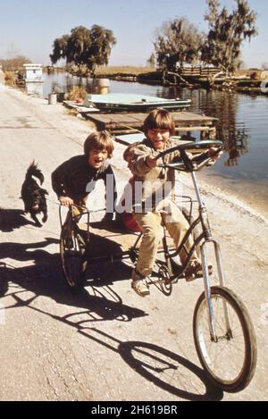 Enfants de pêcheurs sur tricycle maison; Bayou Gauche ca.Février 1973 Banque D'Images