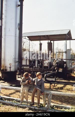 Les enfants des pêcheurs jouent près de l'installation de gaz naturel; Bayou Gauche ca.Février 1973 Banque D'Images