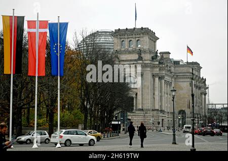 Berlin, Allemagne.11 novembre 2021.Au premier plan les drapeaux de portrait de l'Allemagne, du Danemark et de l'Europe, en arrière-plan le bâtiment Reichstag.La reine Margrethe II du Danemark et l'héritier du trône sont en visite d'État en Allemagne pendant plusieurs jours.Credit: Philipp Znidar/dpa/Alamy Live News Banque D'Images