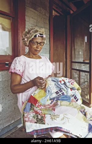 Mme Hunter est bien connue sur l'île de John's pour les belles courtepointes qu'elle rade.Mai 1973 Banque D'Images