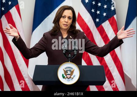 Paris, France.12 novembre 2021.LE vice-président AMÉRICAIN Kamala Harris s'est prononcé lors d'une conférence de presse à l'hôtel Intercontinental de Paris, en France, le 12 novembre 2021 lors de sa visite officielle en France.Photo de Laurent Zabulon/Pool/Sipa USA crédit: SIPA USA/Alay Live News Banque D'Images