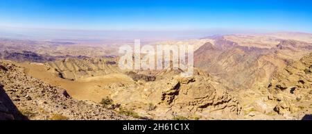 Vue panoramique sur le paysage de montagne du désert, près de Petra, dans le sud de la Jordanie Banque D'Images