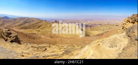 Vue panoramique sur le paysage de montagne du désert, près de Petra, dans le sud de la Jordanie Banque D'Images