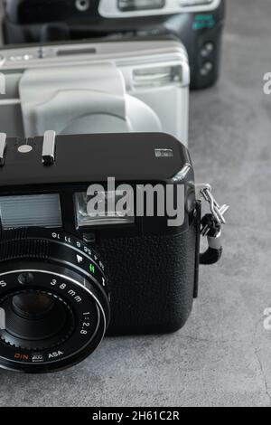 Plusieurs appareils photo analogiques sur fond sombre Banque D'Images