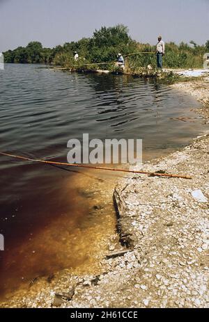 Pêche dans le canal au large de la route 11, sur la rive sud-est du lac Pontchartrain.La pollution a fait dorer l'eau; la Louisiane ca.Mai 1972 Banque D'Images