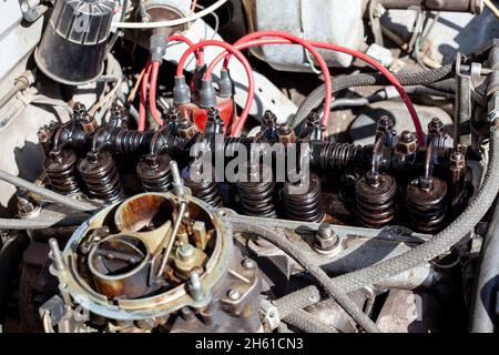 Moteur du carburateur démonté.Culasse avec axe de culbuteur installé sur le moteur.Réparation par bricolage. Réglage des soupapes Banque D'Images