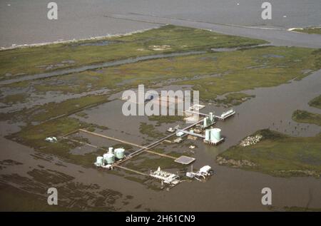 Au printemps 1973, le Mississippi a atteint son plus haut niveau en plus de 150 ans.Des inondations sans précédent se sont produites dans tout le bassin fluvial.Les marais situés sous la Nouvelle-Orléans et tout le bassin de l'Atchafalaya ont été particulièrement touchés par la vue aérienne du Mississippi, montrant des eaux élevées le long du col sud-ouest, la principale sortie de la rivière dans le golfe du Mexique.Au sud-ouest de la Nouvelle-Orléans, env.Mai 1973 Banque D'Images