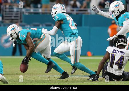 Jeudi 11 novembre 2021 ; Miami Gardens, FL USA ;Miami Dolphins Corner back Xavien Howard (25) prend la fume et court avec le ballon pendant un Banque D'Images