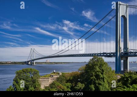 Vue sur le pont de Verrazano depuis fort Wadsworth Banque D'Images