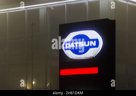 Logo Datsun sur le bâtiment de la concession automobile à la nuit brumeux - Datsun est une marque automobile appartenant à la Nissan Motor Company Banque D'Images