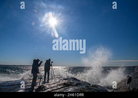 Les vagues du lac supérieur s'écrasant sur des rochers, avec des photographes, parc provincial du lac supérieur, Ontario, Canada Banque D'Images