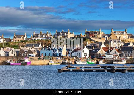 FINDOCHTY MORAY COAST SCOTLAND HARBOUR LES PONTONS ET LES PETITS BATEAUX DE PÊCHE Banque D'Images