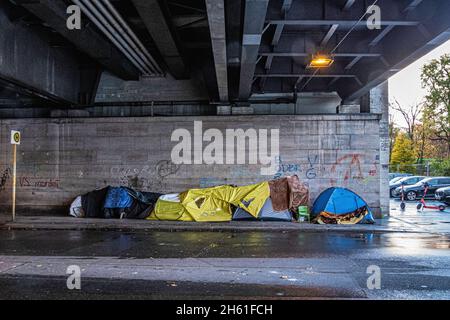 Camping et tentes des sans-abri sous le pont de Raiway à Hertzallee, Charlottenburg, Berlin Banque D'Images