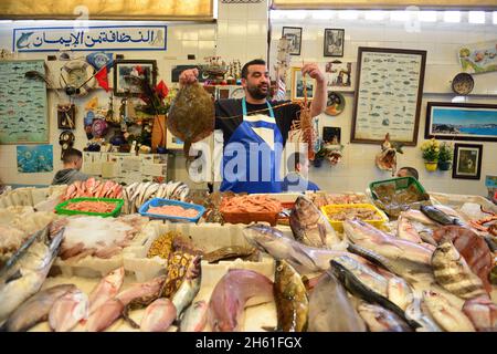 Tanger, Maroc; 7 juillet 2021: Poissonnière dans le 'marché central des poissons' de Tanger. Banque D'Images