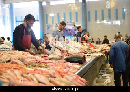 Tanger, Maroc; 7 juillet 2021: Poissonnière dans le 'marché central des poissons' de Tanger. Banque D'Images