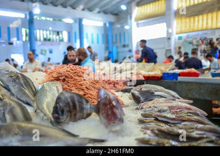 Tanger, Maroc; 7 juillet 2021: Poissonnière dans le 'marché central des poissons' de Tanger. Banque D'Images