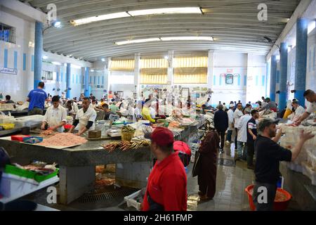 Tanger, Maroc; 7 juillet 2021: Poissonnière dans le 'marché central des poissons' de Tanger. Banque D'Images